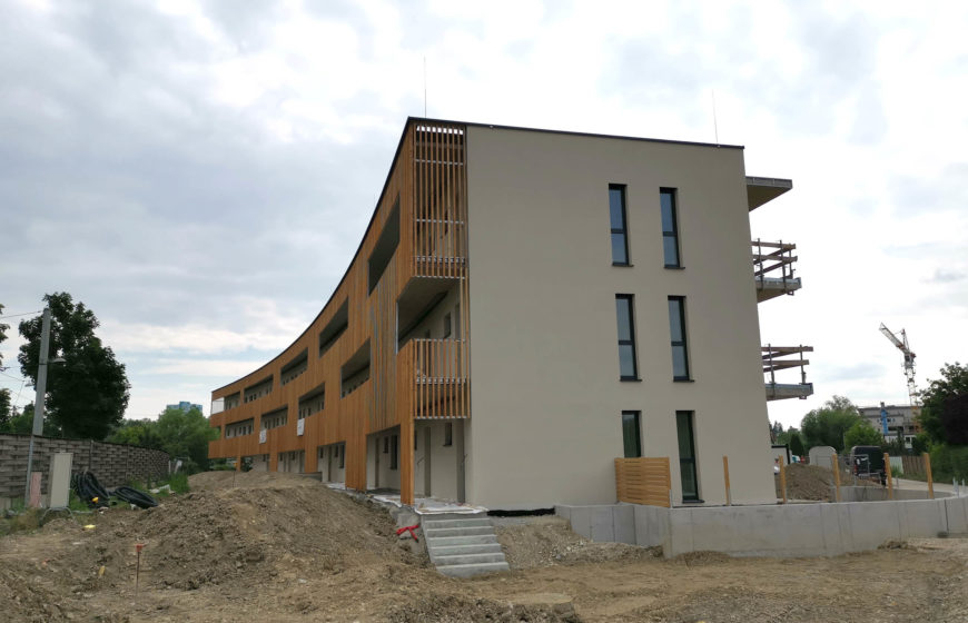 Laubengangfassade Heliosallee